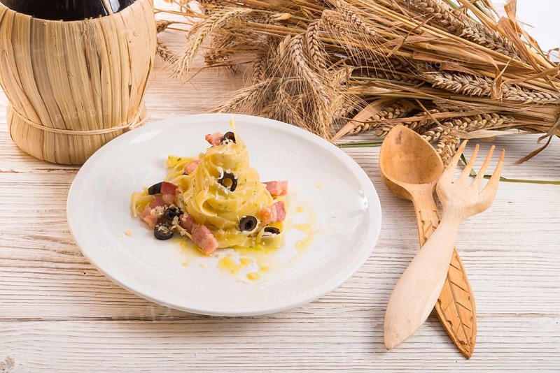 Tagliatelle with bacon and blacken to olive ones