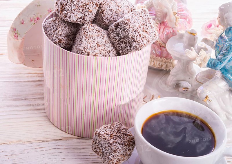 Gingerbreads with chocolate and coconut