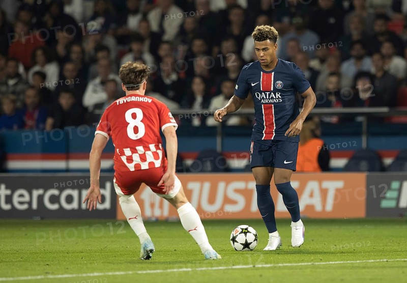 Football match, Desire DOUE Paris St. Germain right on the ball in a duel with Viktor TSYGANKOV Girona FC looking from behind with shirt number 8, Parc des Princes football stadium, Paris
