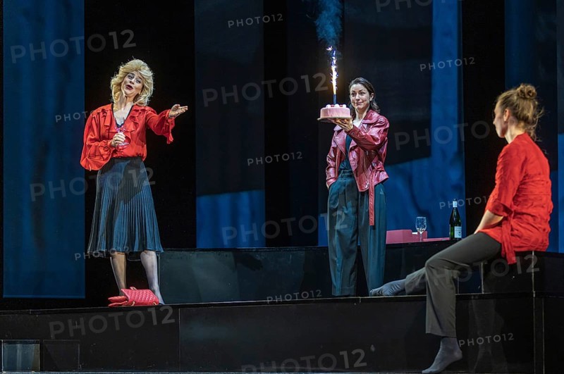 Replay by Yael Ronen at the Schaubühne in Berlin. In 1988, an opera singer from the GDR stays in the West after a guest performance in Bayreuth, leaving her man and daughters behind in Dresden, which has a lasting impact on the family's life. After reunification, the sisters Lotte and Luise develop into opposing figures who repeat the conflicts and patterns of their childhood in a different form. Yael Ronen's comedy Replay shows how the past repeats itself cyclically and influences generations. It asks whether we can free ourselves from old imprints or remain trapped in endless repetition loops. Author: Yael Ronen Director: Yael Ronen Stage: Magda Willi Costumes: Amit Epstein Music: Yaniv Fridel / Ofer (OJ) Shabi Video: Stefano Di Buduo Lighting: James Farncombe Dramaturgy: Nils Haarmann / Irina Szodruch With: Christoph Gawenda, Carolin Haupt, Eva Meckbach, Ruth Rosenfeld, Renato Schuch Media rehearsal from 12.12.2024 in Berlin, Berlin
