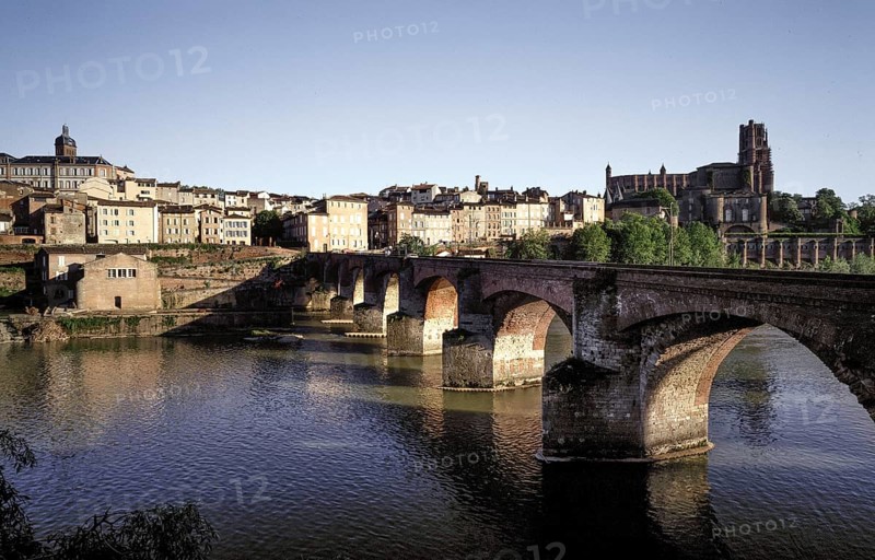 Albi, city view with the cathedral Sainte-Cécile, view over the Tarn