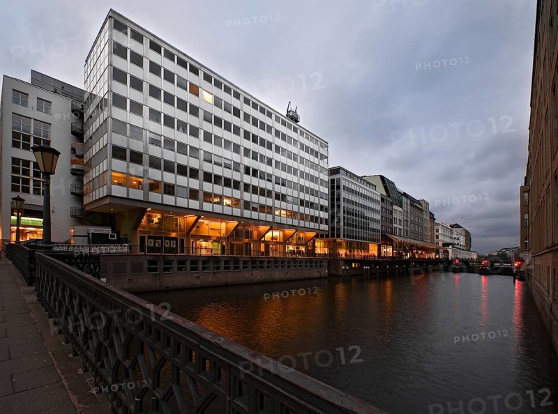 Fleet at Jungfenstieg in Hamburg in the late evening