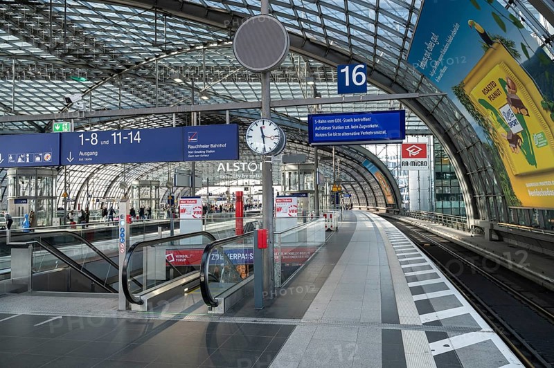 07.03.2024, Berlin, Germany, Europe, An almost deserted Berlin Central Station with deserted platforms during another strike by the train drivers' union (GDL), which is slowing down the whole country as only a few selected trains are running. Berlin S-Bahn trains are also affected and will be at a complete standstill for at least 24 hours. The German train drivers are striking again after their most recent strike a few weeks ago and are demanding better working conditions, fewer working hours and a pay rise, Europe