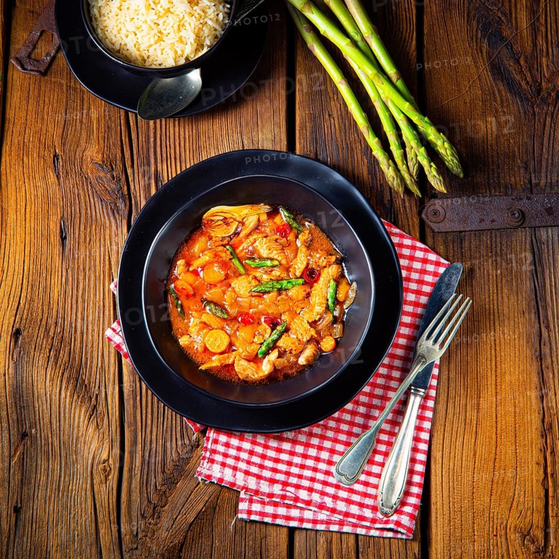 Colourful turkey fricassee with asparagus and peppers