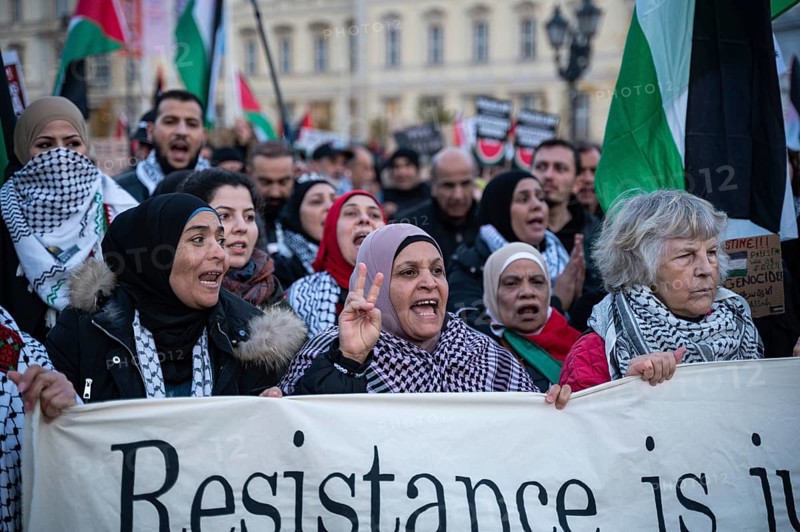 04.11.2023, Berlin, Germany, Europe, Over 8000 participants show their solidarity and take part in a demonstration for Palestine and against Israel under the title:, Europe