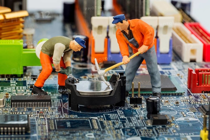 Computer board and worker, symbol photo for computer, malfunction, maintenance, data security Austria