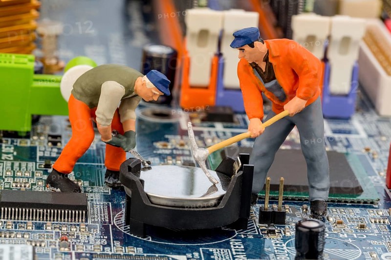 A worker repairs the circuit board of a computer. Symbolic photo for data security