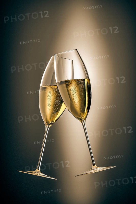 An image of two glasses of sparkling wine