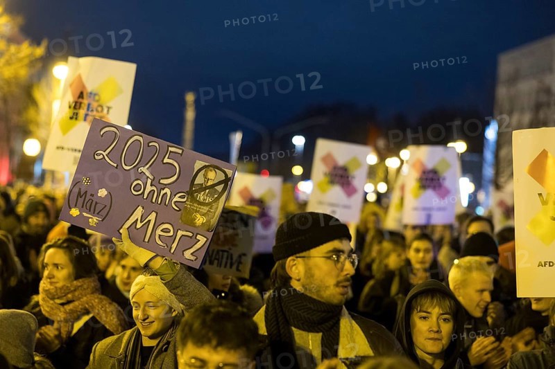 Participants with signs 2025 without Merz and AfD ban now at the demonstration under the slogan Brandmauer statt Brandstifter / Asylrecht verteidigen in front of the Konrad-Adenauer-Haus, the party headquarters of the CDU, after a joint vote by the CDU/CSU and AfD in favour of a stricter migration policy introduced by party chairman Friedrich Merz. Berlin, 30.01.2025