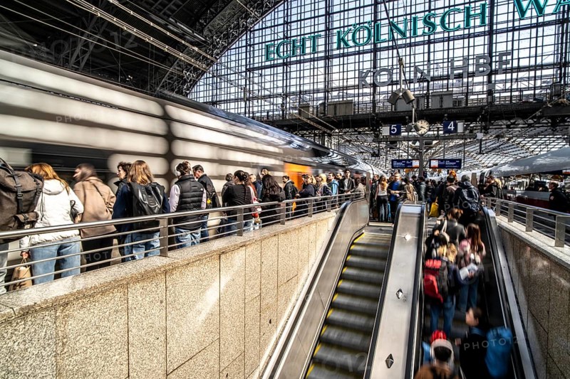 Cologne Central Station, escalators to and from the platform, passengers waiting for the train, Cologne, North Rhine-Westphalia, Germany