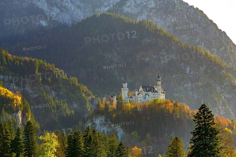 Neuschwanstein Castle in the evening sun, surrounded by impressive natural scenery, Neuschwanstein, Schwangau, Ostallgäu, Allgäu, Swabia, Upper Bavaria, Bavaria, Germany