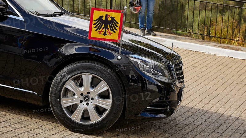 Black limousine with German flag parked outside, visit of Federal President Frank-Walter Steinmeier to Kandanos on 31 October 2024, Federal President, Frank-Walter Steinmeier, memorial, war crimes, Nazis, Wehrmacht crimes, World War II, Kandanos, southwest Crete, Crete, Greek islands, Greece