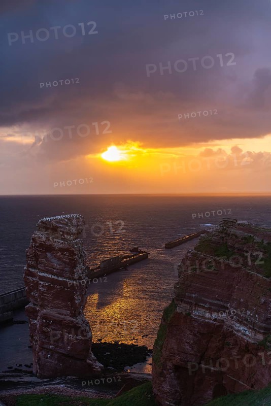 Evening shot, Lange Anna Felsen, red sandstone cliff, Lummenfelsen, cloudy sky, Helgoland Oberland, Helgoland, Schleswig-Holstein, Germany