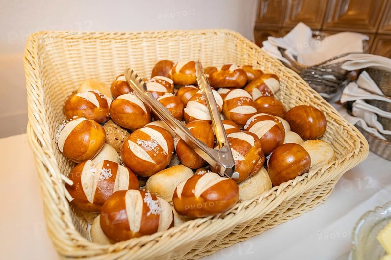 A basket with bread rolls and tongs arranged on a buffet, Europäischer Hof, Königsbach, Germany