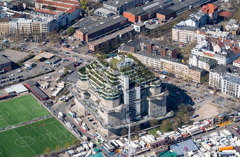 Aerial photograph, air raid shelter, Second World War, bunker, Heiligengeistfeld, hotel, restaurant, green bunker, roof, architecture, green roof, St. Pauli, Hamburg, Germany