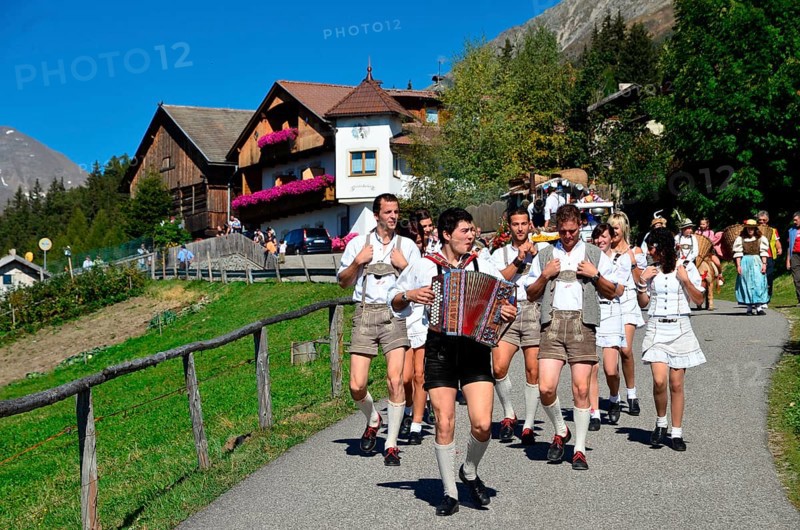 Procession, alpine pasture festival, alpine pasture drive, alpine pasture farmers, in traditional traditional costume, Pustertal, Meransen, Mühlbach, South Tyrol, Italy