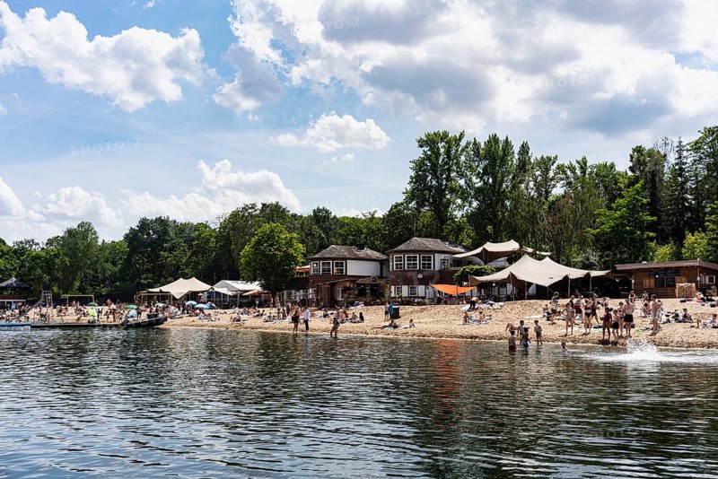 Strandbad Plötzensee, building from the twenties in the background, people as accessories, Wedding, Berlin, Germany