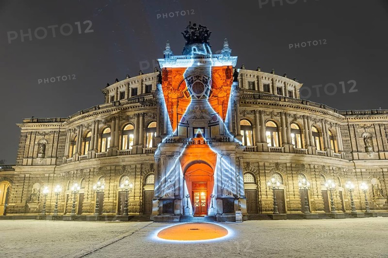 On 13 and 14 February 1945, Dresden was heavily destroyed in three Allied bombing raids. Every year, the people of Dresden commemorate this event at various events. A long human chain symbolises the protection of the city centre. With S?I?L?E?N?T?I?U?M?, OchoReSotto presents a video installation on the façade of the Semperoper that translates the architecture, history and gestures of the opera house into a haunting visual language. Historical fragments, architectural patterns and precisely documented movements merge into lively compositions that oscillate between dynamism and deliberate standstill, Dresden, Saxony, Germany