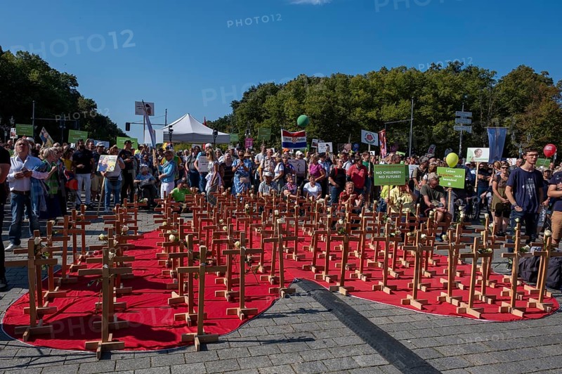 Germany, Berlin, 16.09.2023, Pro-abortionists demonstrate in Berlin, several hundred anti-abortionists have demonstrated for unconditional protection of life, the occasion is the 19th March for Life, called for by the Federal Association for the Right to Life in the cities of Berlin and Cologne