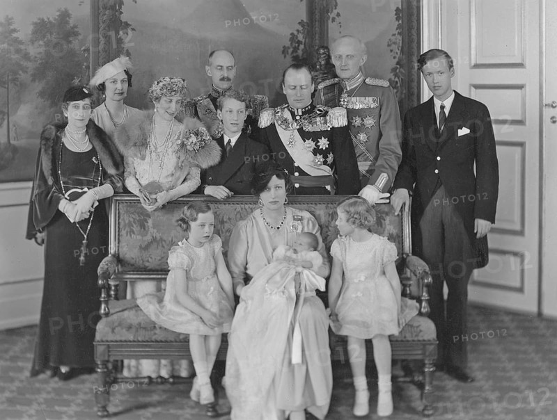 Märtha of Norway, 1901-1954, Swedish princess and crown princess of Norway. Daughter of Prince Carl of Sweden. Married in 1929 to Crown Prince Olav, later King Olav V of Norway. Here with the newly born Crown Prince Harald of Norway and daughters Ragnhild and Astrid. Behind Crown Princess Märtha stands her husband Crown Prince Olav. To his right are Märtha's father Prince Carl and his youngest son Prince Carl. Third from the left Märtha's mother, Princess Ingeborg and her sister Princess Margaretha. The year is 1937