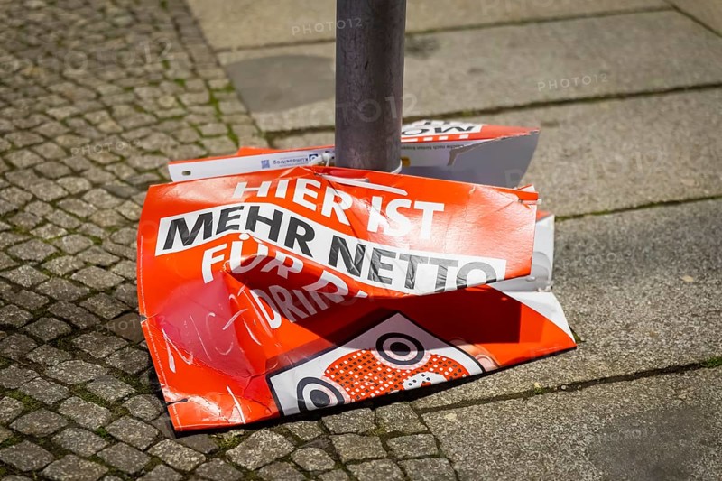 The hot phase of the state election campaign in Saxony can be seen in the amount of different messages on trees and lampposts. Here a damaged SPD election poster in Wilsdruffer Straße, Dresden, Saxony, Germany