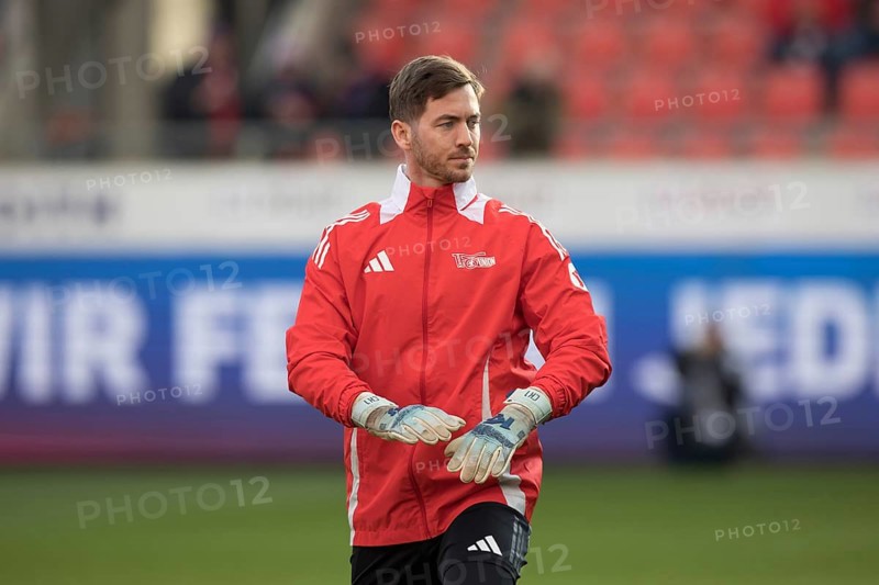Football match, Goalkeeper Carl KLAUS 1.FC Union Berlin warming up in front of the match, Voith-Arena, Heidenheim, Germany