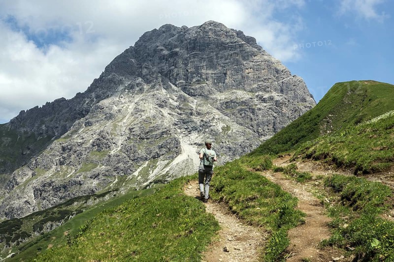 Hiking trail to the Hochalp Pass, Bärgunttal, behind Großer Widderstein, near Baad, Kleinwalsertal, Allgäu Alps, Vorarlberg, Austria