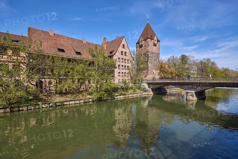 Schuldturm, river Pegnitz, bridge, historical buildings, house, trees, reflections, water surface, blue sky, cirrostratus clouds, Heubrücke, Vordere Insel Schütt, Nuremberg, Middle Franconia, independent city, Bavaria, Germany