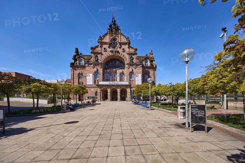 Nuremberg State Theatre, architect Christian Heinrich Seeling, theatre, opera, trees, lantern, pavement slabs, square, blue sky, Richard-Wagner-Platz, Nuremberg, Middle Franconia, independent city, Bavaria, Germany