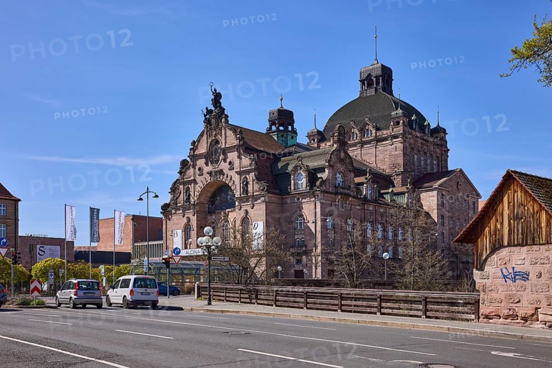 Nuremberg State Theatre, opera and theatre, lantern, vehicles, blue sky, cirrostratus clouds, intersection Grasersgasse with Frauentorgraben, Nuremberg, Middle Franconia, independent city, Bavaria, Germany