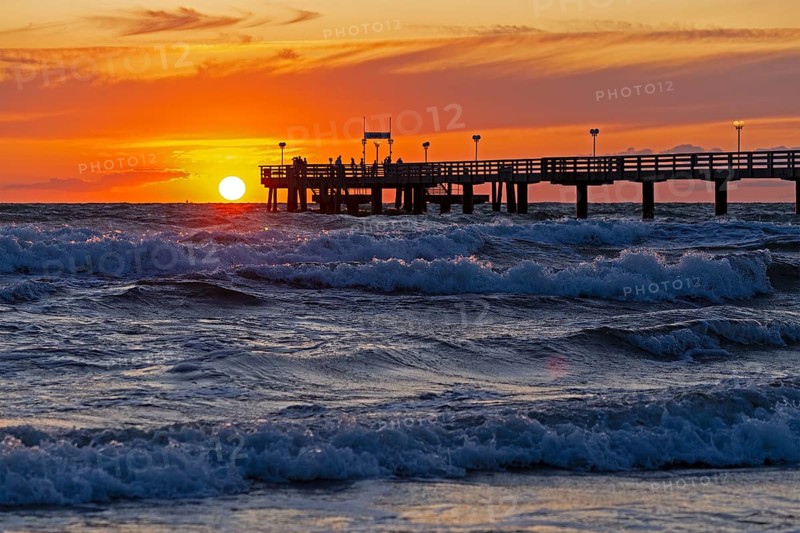 Sunset, pier, waves, swell, Wustrow, Fischland, Mecklenburg-Vorpommern, Germany