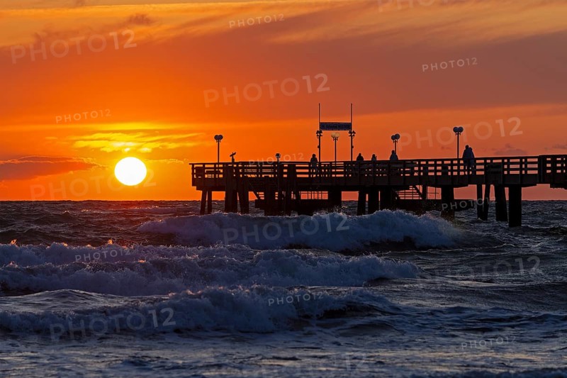 Sunset, pier, waves, swell, Wustrow, Fischland, Mecklenburg-Vorpommern, Germany