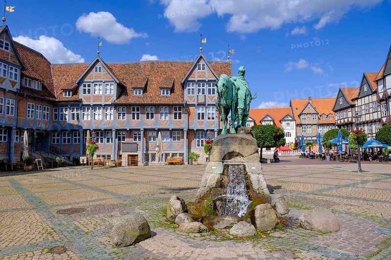 Town market, market square with town hall and monument to Duke August the Younger, Wolfenbüttel, Lower Saxony, Germany