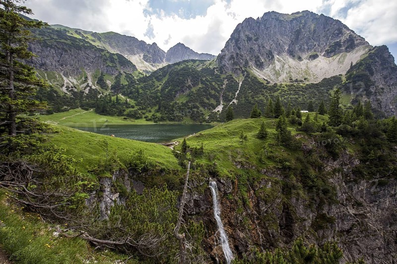 View from the hiking trail from Gaißalpe to Unterer Gaißalpsee, behind Gaißalpsee and Rubihorn, near Oberstdorf, Oberallgäu, Allgäu Alps, Allgäu, Bavaria, Germany