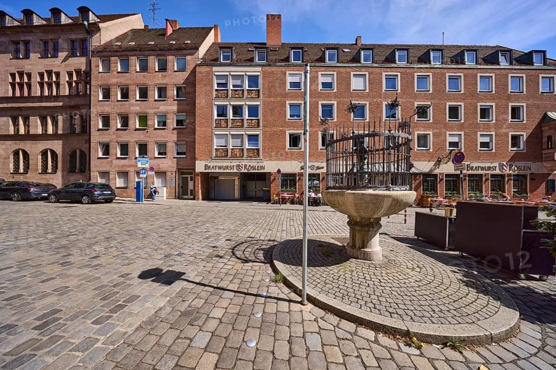 Goose-man fountain, Pankraz Labenwolf, bronze fountain, restaurant, square, cobblestones, blue sky, cirrostratus clouds, Fünferplatz, Rathausplatz, Nuremberg, Middle Franconia, independent city, Bavaria, Germany