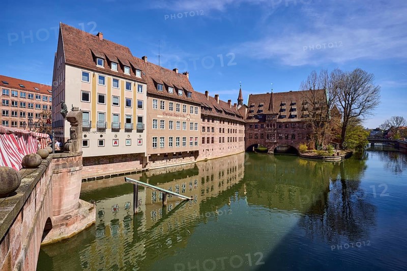 Pedestrian bridge, river Pegnitz, general architecture, Heilig-Geist-Spital, historical buildings, reflection, water surface, market stalls, sandstone, trees, blue sky, cirrostratus clouds, museum bridge, Spitalgasse, Nuremberg, Middle Franconia, independent city, Bavaria, Germany