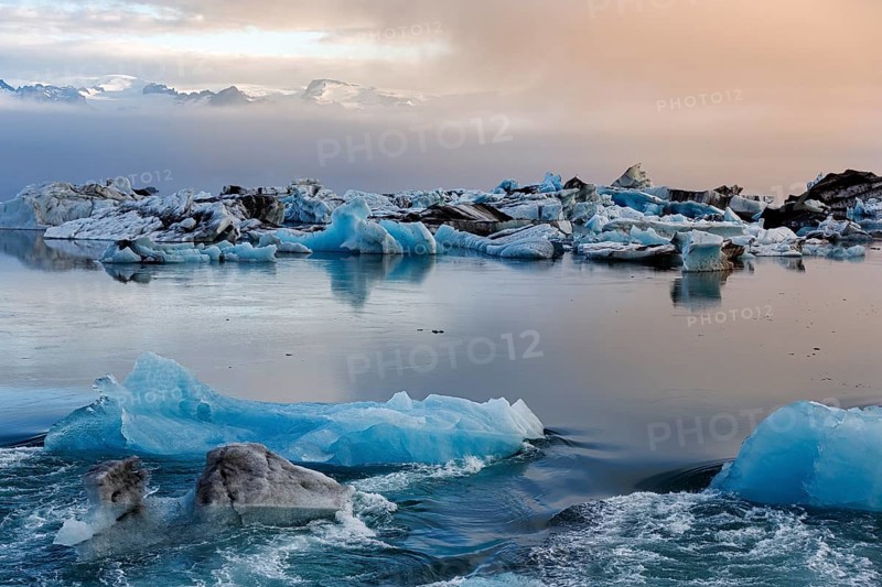 Icebergs in the morning light, Jökulsárlón glacier lagoon, Jökulsarlon, glacial lake, Hornafjörður, Hornafjördur, south-east Iceland, Iceland