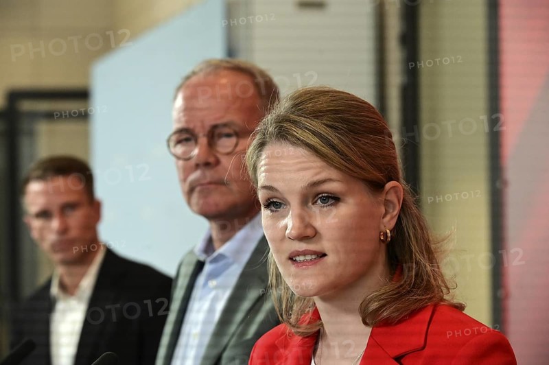 Matthias Miersch (centre), Chairman of the SPD parliamentary group, and Sonja Eichwede, one of the deputies, at the press statement in front of the parliamentary group meeting room in the Reichstag