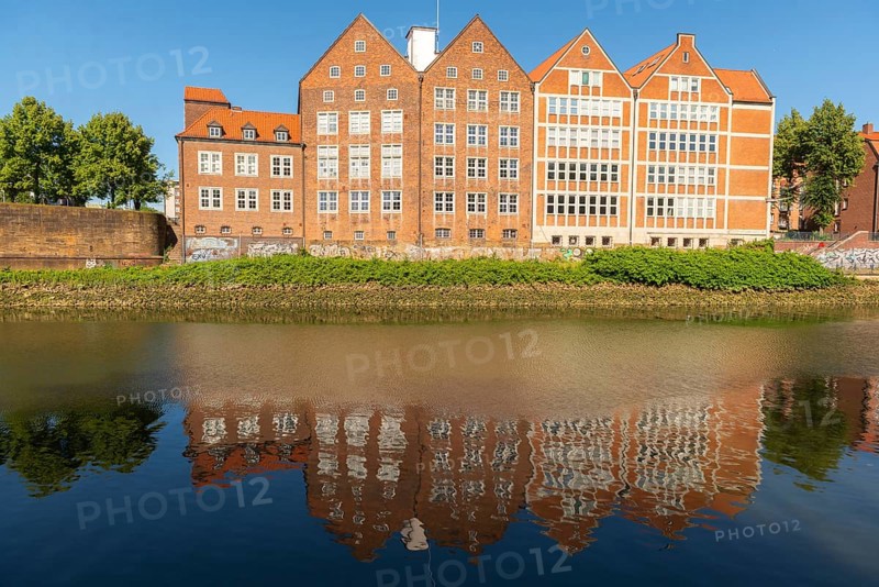 Weserburg, Museum of Contemporary Art on the Weser, modern art, exhibition, art scene, architecture, gable, water reflection, Teerhof peninsula, blue sky, Hanseatic city of Bremen, Germany
