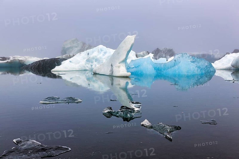 Icebergs in the morning light, Jökulsárlón glacier lagoon, Jökulsarlon, glacial lake, Hornafjörður, Hornafjördur, south-east Iceland, Iceland