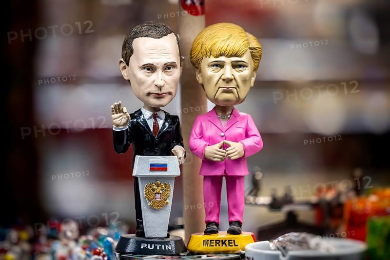 Comic figures in a shop window, Russian President Vladimir Putin and former German Chancellor Angela Merkel, Merkel diamond. Venice, Italy