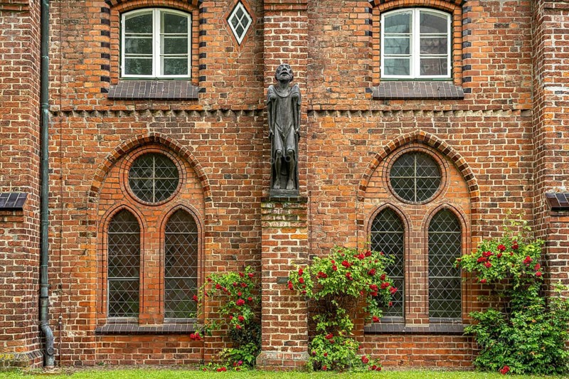 Sculpture The Beggar by Ernst Barlach in the inner courtyard of the cloister of Ratzeburg Cathedral, Ratzeburg, Schleswig-Holstein, Germany