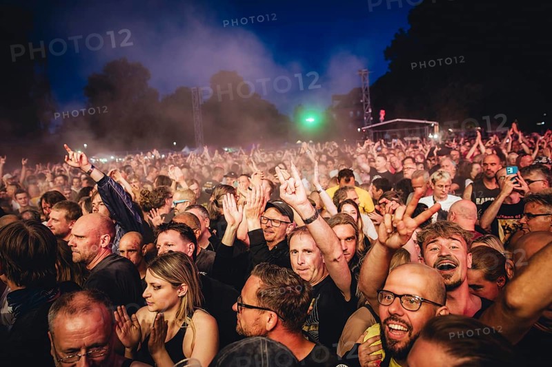 Fans of the Sex Pistols ft. Frank Carter live at the Berlin Zitadelle Spandau on 04.07.2025
