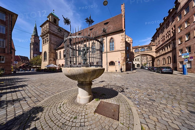 Goose man fountain, ore founder Pankraz Labenwolf, fountain, bronze, historical buildings, church tower, Sebaldus church, residential and commercial buildings, parking lane, vehicles, drive-through arch, crossing, square, cobblestones, blue sky, cirrostratus clouds, Fünferplatz, Rathausplatz, Nuremberg, Middle Franconia, independent city, Bavaria, Germany