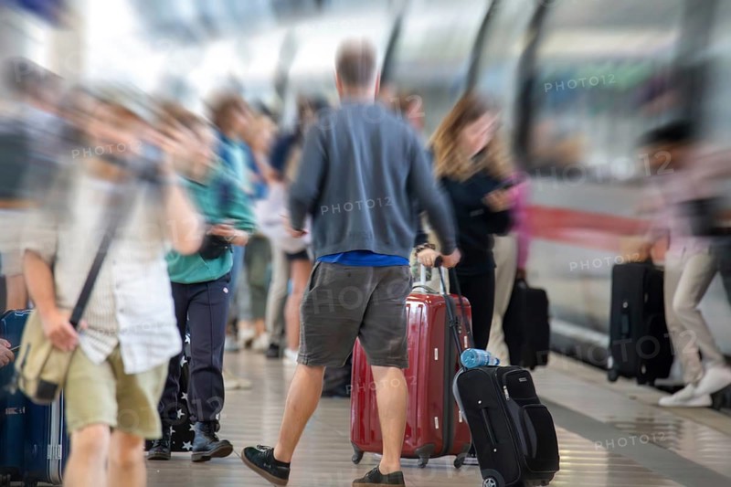 Frankfurt, airport long-distance railway station: Passengers boarding and alighting at a stopping ICE train