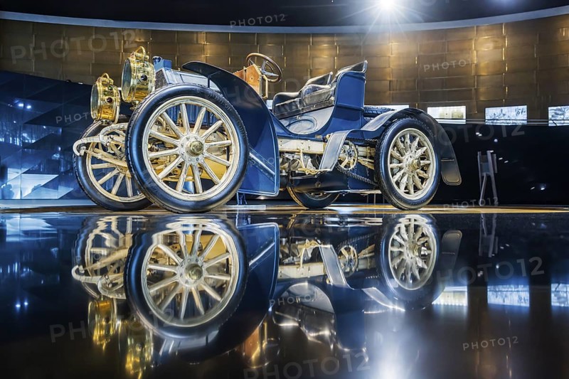 Mercedes-Simplex 40 hp from 1902: The Mercedes-Benz Museum in Stuttgart presents a journey through the automotive history of the global corporation. The history of the Mercedes star begins with the first automobile in 1886. 160 vehicles are on display. Stuttgart, Baden-Württemberg, Germany