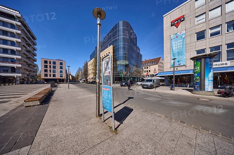 Retail park Maximum, modern architecture, glass facade, square, general architecture, lantern, benches, advertising pillar, blue sky, cirrostratus clouds, intersection Kornmarkt with Krebsgasse, Nuremberg, Middle Franconia, independent city, Bavaria, Germany