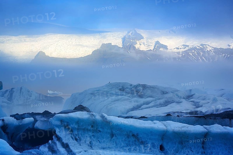 Icebergs in the morning light, Jökulsárlón glacier lagoon, Jökulsarlon, glacial lake, Vatnajökull behind, Hornafjörður, Hornafjördur, south-east Iceland, Iceland