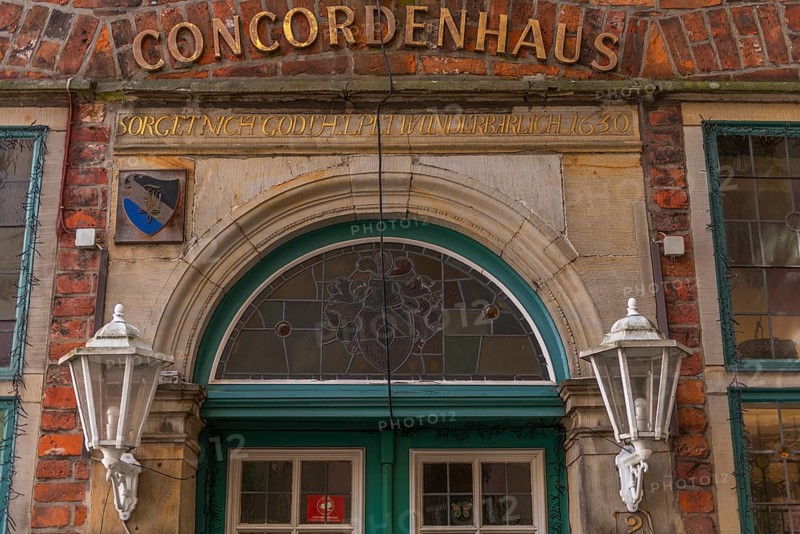 Entrance to the Concordenhaus, student fraternity T.V. Concordia from 1895, lamps, stained glass, coat of arms, inscription, renovated Schnoor district with small shops, galleries, restaurants, cafés and residential buildings, Gängeviertel in the old town, former fishermen's and boatmen's settlement, narrow alleys, pedestrian zone, numerous listed buildings, classicist, historicist, baroque and renaissance architecture, tourist attraction, destination, pleasure, Hanseatic city of Bremen, Germany
