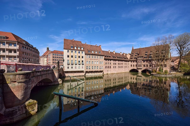 River Pegnitz, Heilig-Geist-Spital, Spital-Apotheke, museum bridge, historic hospital, pharmacy, pedestrian bridge, sandstone arch bridge, general architecture, trees, reflections, water surface, blue sky, cirrostratus clouds, Nuremberg, Middle Franconia, independent city, Bavaria, Germany